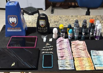 FORÇA TÁTICA CUMPRE MANDADO, PRENDE TRÊS HOMENS E APREENDE DROGAS E PRODUTOS SUSPEITOS EM BARRA DE SÃO FRANCISCO
