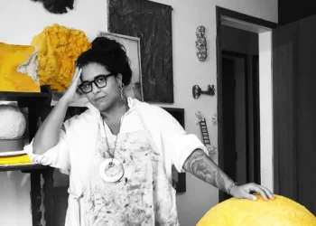 ARTISTA PLÁSTICA TRANSFORMA O LUTO E MATERIAIS DE CONSTRUÇÃO EM OBRAS DE ARTES