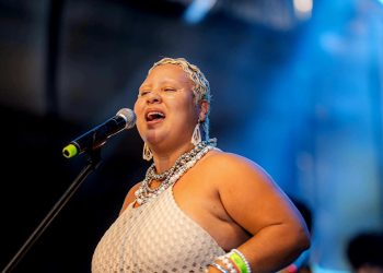 CANTORA CAPIXABA ADA KOFFI LEVA MÚSICAS DE RAÍZES AFRO-BRASILEIRAS PARA O FESTIVAL MOVIMENTO CIDADE, EM VILA VELHA