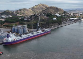 Vila Velha recebe primeiro navio Panamax com 33 mil toneladas de fertilizantes