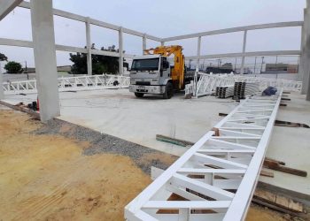 Obras da quadra poliesportiva do bairro Galileia entram em nova etapa com instalação da cobertura em Pinheiros