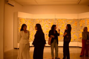 Exposição de Re Henri promove programa educativo, conectando arte, ciência e interdisciplinaridade em experiência poética única