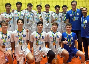 Mazinho homenageia atletas capixabas de volta à elite do vôlei sub-16