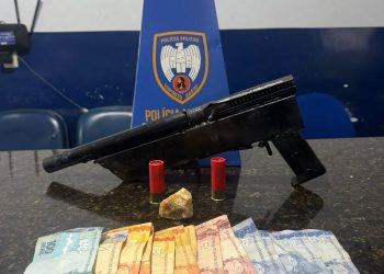 POLICIAIS DO 11º BPM PRENDEM SUSPEITO POR TRÁFICO E APREENDEM ARMA DE FABRICAÇÃO CASEIRA EM MANTENÓPOLIS POLICIAIS DO 11º BPM PRENDEM SUSPEITO POR TRÁFICO E APREENDEM ARMA DE FABRICAÇÃO CASEIRA EM MANTENÓPOLIS