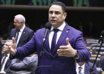 Câmara aprova projeto que garante transporte gratuito de bagagem de mão em voos