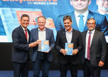 Lançamento de livro de Gilson Daniel lota o Palácio Anchieta e confirma sua força política no Espírito Santo