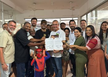 Natal de Conquistas: Prefeito Marcus Batista assina ordens de serviço para REURB no Eldorado e reforma de UBS no Pedra D’água