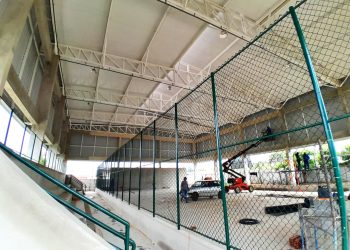 Alambrados são instalados na quadra poliesportiva do bairro Galileia