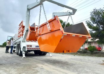 Equipe da Secretaria de Obras recebe treinamento para operar novo caminhão poliguindaste
