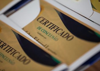 Mais 25 pessoas recebem certificados após conclusão de cursos