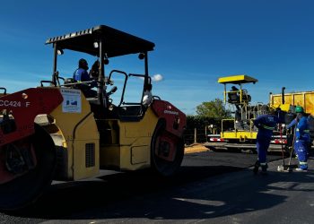 Após preparação do solo, pavimentação asfáltica começa na estrada de Floresta do Sul
