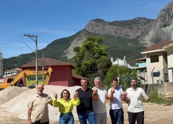 Emanuela Pedroso vê o avanço das obras de macrodrenagem e urbanização em Pedra Azul