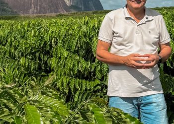 Prefeito Cláudio Boa Fruta celebra início da colheita do café conilon em Boa Esperança Prefeito Cláudio Boa Fruta celebra início da colheita do café conilon em Boa Esperança