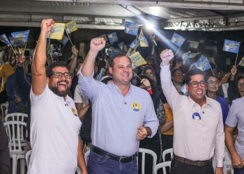 Em frente a sua casa, Roninho reúne lideranças políticas e anuncia pré-candidatura a deputado estadual