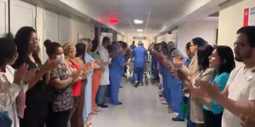 Corredor de honra e aplausos homenageiam paciente e família durante captação de órgãos no Hospital Estadual Central (HEC) Corredor de honra e aplausos homenageiam paciente e família durante captação de órgãos no Hospital Estadual Central (HEC)
