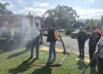 Núcleos comunitários da Defesa Civil participam de atividades práticas de combate a incêndios sábado