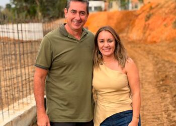 Emanuela Pedroso e Jailson Quiuqui visitam obra que vai proteger a vida e o patrimônio das famílias de Águia Branca