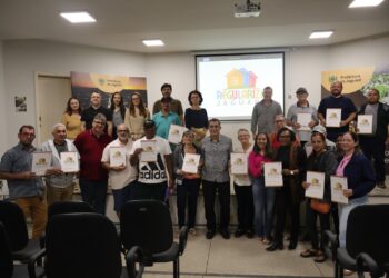 Prefeitura de Jaguaré realiza entrega de escrituras para moradores do município Prefeitura de Jaguaré realiza entrega de escrituras para moradores do município