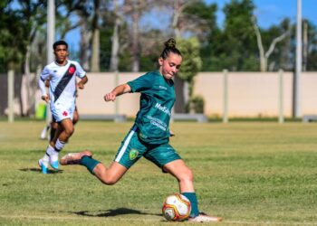 Mazinho homenageia Liz Valverde, jovem capixaba que abriu caminhos para meninas no futebol Mazinho homenageia Liz Valverde, jovem capixaba que abriu caminhos para meninas no futebol