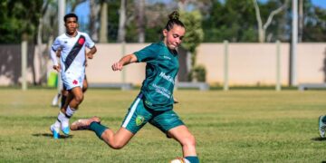 Mazinho homenageia Liz Valverde, jovem capixaba que abriu caminhos para meninas no futebol Mazinho homenageia Liz Valverde, jovem capixaba que abriu caminhos para meninas no futebol
