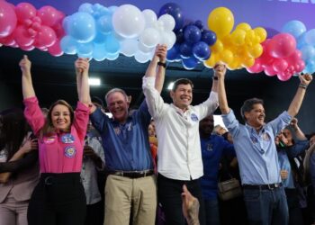 Ao lado de Arnaldinho, Casagrande e Ricardo Ferraço, Emanuela participa da “Primeira Grande Reunião”, em Vila Velha Ao lado de Arnaldinho, Casagrande e Ricardo Ferraço, Emanuela participa da “Primeira Grande Reunião”, em Vila Velha
