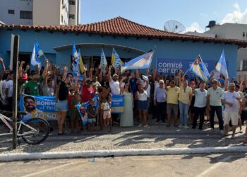 Roninho inaugura comitê de campanha em Linhares com apoio de centenas de pessoas
