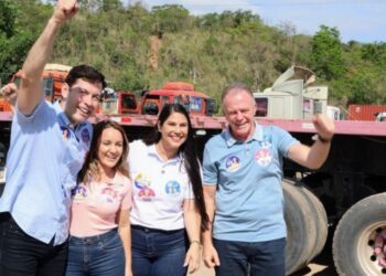 O maior adesivaço do Espírito Santo: grandes nomes da política reúnem mais de 200 caminhões em Vila Velha