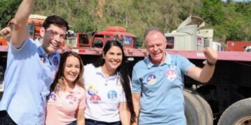 O maior adesivaço do Espírito Santo: grandes nomes da política reúnem mais de 200 caminhões em Vila Velha O maior adesivaço do Espírito Santo: grandes nomes da política reúnem mais de 200 caminhões em Vila Velha