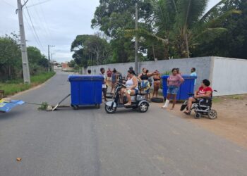 Moradores fecham avenida em protesto contra esgoto dentro de casas no Residencial Barra do Riacho Moradores fecham avenida em protesto contra esgoto dentro de casas no Residencial Barra do Riacho