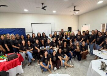 Professores da Educação Infantil de Pinheiros participam de formação continuada sobre pensamento computacional.