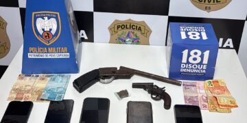 Operação Sentinela Isolada cumpre 11 mandados em Pinheiros, prende 4 e apreende armas, drogas e celulares